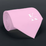 Cravate Monogramme rose vif élégant   Nom | Sur un côté<br><div class="desc">Une élégante cravate à un côté avec un monogramme blanc audacieux sur un arrière - plan rose pâle. En plus de ce monogramme est inscrit votre prénom ou nom de famille dans toutes les capitales. Si vous préférez un look plus audacieux pour le nom personnel à l'intérieur de la grande...</div>