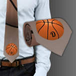 Cravate Monogramme sportif de basket-ball<br><div class="desc">Cravate de Monogramme de Basketball Ball Sports. Idéal pour un joueur de basket,  un entraîneur de basket ou un fan. Ajoutez votre monogramme ou effacez-le.</div>