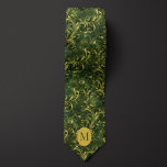 Cravate Moss Green et Gold Botanique<br><div class="desc">Faites une déclaration avec notre Cravate botanique Moss Green et Gold. La combinaison du vert mousse et de l'or,  ainsi que le design botanique,  dégage élégance et style. Associez-le à nos chaussettes assorties pour un look coordonné et luxueux.</div>