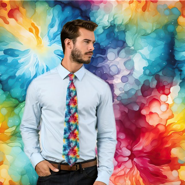 Cravate Motif à Cravate coloré des années 1960 (Man wears a rainbow tie dye necktie.  Background matches tie.)