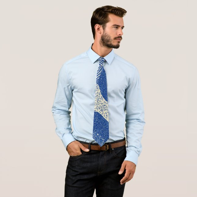 Cravate Motif Abstrait de Vague en Bois Bleu Blanc (En situation)