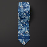 Cravate Motif botanique bleu et blanc<br><div class="desc">Élevez votre tenue de mariage avec notre Cravate de Motif Botanique Bleu et Blanc. La motif botanique en bleu et blanc apporte une touche d'élégance. Assurez-vous de compléter le look avec nos chaussettes de coordination pour une apparence polie.</div>