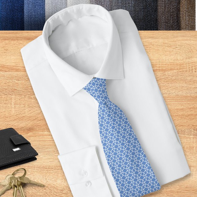 Cravate Motif circulaire Cool géométrique Mid Bleu blanc (A light blue tie with geometric pattern of white circles, suitable for work or special occasions)