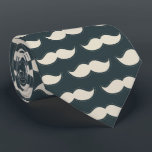 Cravate Motif classique de moustache sur noir<br><div class="desc">Forme classique de moustache avec bords cousus illustrés en motif répétitif sur noir.</div>