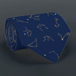 Cravate Motif de constellations de Zodiac bleu or et marin<br><div class="desc">Un beau motif de constellations de zodiac bleu marine et or. Ce design de constellations zodiaques est idéal pour tous ceux qui s'intéressent aux horoscopes,  à l'art mystique céleste,  aux signes de naissance et à l'univers. Un design parfait pour un décor ou un cadeau maison.</div>