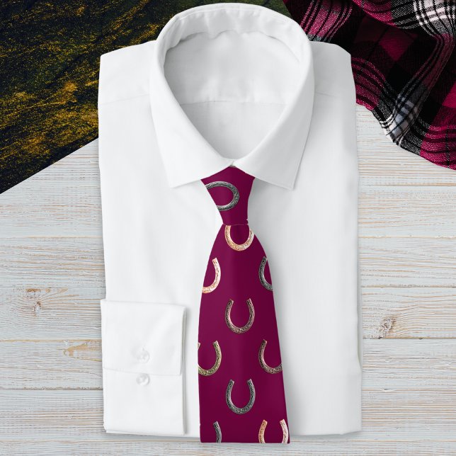 Cravate Motif de fer à cheval Cavalier Équestre Bourgogne (A burgundy tie with pattern of horseshoes)