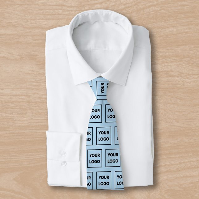Cravate Motif de logo d'entreprise personnalisé en bleu cl (Custom Business Logo Pattern on Light Blue Neck Tie, tied, in situ)