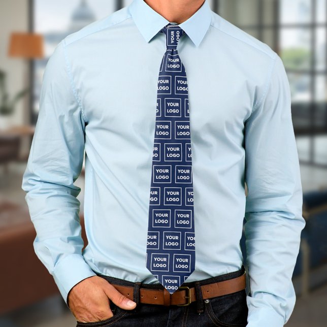 Cravate Motif de logo d'entreprise personnalisé sur bleu m (Custom Business Logo Pattern on Navy Blue 2 Sided Neck Tie, in situ)