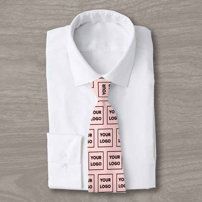 Cravate Motif de logo d'entreprise personnalisé sur Coral  (Custom Business Logo Pattern on Coral Pink 2 Sided Neck Tie, tied, in situ)