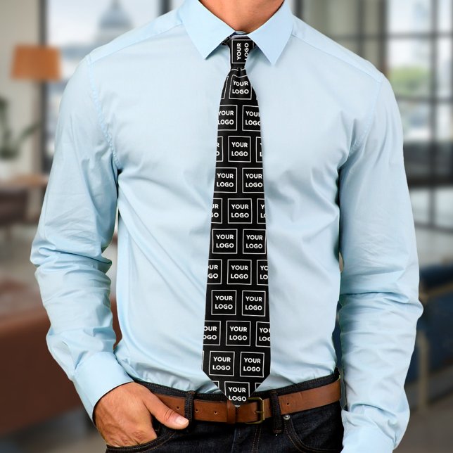 Cravate Motif de logo d'entreprise personnalisé sur face n (Custom Business Logo Pattern on Black 2 Sided Neck Tie, worn)