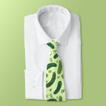 Cravate Motif de sélecteur de broche à main<br><div class="desc">Ce motif est un peu gros aneth ;) présente des cornichons à l'aneth dessinés à la main, avec des détails de sprigs à aneth, placés sur un fond vert vif à l'ombre du jus de cornichon. Idéal pour les amateurs de cornichons et les gourmands pour ajouter un peu de plaisir...</div>