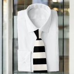 Cravate Motif des rayures d'arbitre noir et blanc<br><div class="desc">Un motif classique de bandes de rugby noir et blanc cassé, à l'esprit d'arbitre, apporte une touche amusante à votre garde-robe. Dans les années 1920, l'arbitre a commencé à porter des chemises rayées blanches et noires pour les différencier des joueurs sur le terrain. Ces couleurs sont souvent portées par les...</div>
