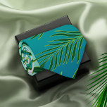 Cravate Motif Feuille Tropical Palm<br><div class="desc">Cette cravate bleu/vert pâle avec un motif en feuille de palme tropicale dans un vert foncé est l'accessoire parfait pour toutes les occasions d'été. Ajoutez une touche de tropiques à votre garde-robe avec cette cravate design. 🌴</div>