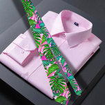 Cravate Motif hawaïen rose Tropical<br><div class="desc">Le cravate de la maison d'édition hawaïenne présente une illustration captivante de feuilles tropicaux verts et roses, d'un design vibrant et attrayant. La cravate présente un mélange harmonieux de feuilles verts luxuriants et d'accents roses vibrants, créant une combinaison visuellement frappante. Les feuilles verts symbolisent le feuillage abondant du paysage hawaïen,...</div>