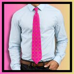 Cravate Motif Hot Pink et Gold Box<br><div class="desc">Motif Hot Rose et Gold Box. Design élégant motif boîte en rose et or du magasin Loud et Sassy. Chic, élégant avec une touche de luxe ! Faites une déclaration en or et en rose. Un grand rembourrage, parfait pour la remise des diplômes, la fête, le fiançailles, la tenue mariage....</div>