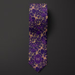 Cravate Motif neuronal violet et doré<br><div class="desc">Cette cravate de motif neurale violet et doré distinctif est l'accessoire parfait pour express votre geek scientifique interne avec style! Inspirée par la beauté fascinante des neurones et des motifs neuronaux, cette cravate présente un motif méticuleusement conçu qui représente magnifiquement la complexité et l'élégance des connexions cérébrales humaines. Sa base...</div>
