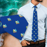 Cravate Motif Planches de Surf Minuscules<br><div class="desc">Petit foulard à motif de planches de surf pour hommes / femmes qui surfent. Trois planches de surf décorées sont coincées dans le sable dans ce design estival fantaisiste. Le motif est petit, il n'écrase donc pas la cravate, mais ajoute juste de l'intérêt avec un thème de plage. Fond bleu...</div>