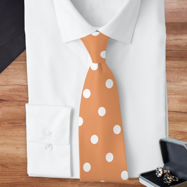 Cravate Motif pois blancs caramel (An elegant tie in a butterscotch, light burnt orange shade, with retro pattern of white polka dots)
