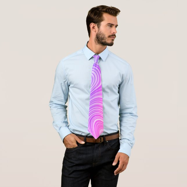Cravate Motif rose pourpre Magenta Curvy (En situation)
