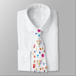 Cravate Motif tendance du Festival Hanoukka Blue Doodle<br><div class="desc">Design cravate avec Happy Hanoukka Party Belle Décoration, Fête juive, symboles ornement festif. arrière - plan festif Hanoukka avec symboles traditionnels de Chanoukah - dêidels en bois (dessus filant), beignets, menorah en or, bougies, étoile de David et lumières brillantes doodle motif, style dessin animé. Décoration de l'événement du Festival Hanoukka....</div>
