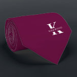 Cravate Mûre de Boysen | Monogramme Élégant Nom | Un Côté<br><div class="desc">Une élégante cravate unie présentant un monogramme blanc gras sur un fond violet Boysenberry.  Sur ce monogramme est inscrit votre prénom ou nom de famille en lettres majuscules.</div>