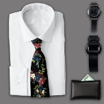 Cravate Mystique Florales Botaniques Noir Monogramme<br><div class="desc">Cherchez-vous un cadeau pour hommes ? Cette cravate donne une ambiance mystique dans les fleurs rouges et bleues sur une base noire. Idéal pour les dîners et fêtes. Personnalisez avec un Monogramme pour le rendre spécial. Idéal comme cadeau pour la Fête des pères, grand-père, mari, action de grâce ou quelqu'un...</div>