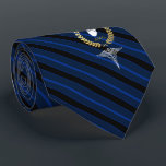 Cravate Navy de coeur du cardiologue | de docteur<br><div class="desc">Une marine a barré la cravate personnalisée travaillée pour le cardiologue du docteur | de coeur et avec le vôtre ou le monogramme de votre destinataire de cadeau à l'intérieur d'une guirlande de feuille d'or de faux.</div>