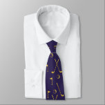 Cravate Navy Gold Golf Pattern Ball Flag Club Golfer<br><div class="desc">Minimal gold golf pattern with clubs,  balls,  and flags for golf players. Gift for golf club,  golfer,  golf player,  team,  coach. Monochrome golden modern trendy black and white golf golfer golf player pattern gift home decor,  towels,  ...  Navy blue color neck tie with gold golf pattern</div>