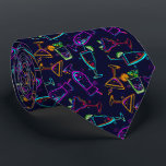 Cravate Neon Happy Hour Fifties Cocktails sur Black<br><div class="desc">Faites une déclaration ! Un motif rétro moderne de néon rose chaud, vert citron, orange, turquoise et vert citron, boissons et cocktails sur arrière - plan noir. ce cravate masculin est cool pour le bureau, une nuit en ville, un mariage, votre propre cérémonie de mariage, pour le marié ou les...</div>