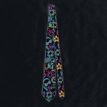 Cravate Neon Light Motif vintage des années 80 01x4<br><div class="desc">Le Motif Neon Light des années 80 vintage, comme le bon vieux temps. Cette image est un motif dynamique et ludique de formes et d'icônes de couleur néon. Contre un arrière - plan transparent, le design présente une variété d'éléments, dont un coeur, une télévision, un microphone, une horloge, des écouteurs,...</div>