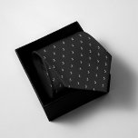 Cravate Noir monogramme<br><div class="desc">Obtenez dapper avec notre Cravate Noir Monogrammé! Élégante et élégante, cette cravate apporte une touche de sophistication à toute tenue. Personnalisez avec vos initiales pour un look personnalisé. Parfait pour les mariages, les réunions d'affaires ou toute occasion formelle. Élevez votre ensemble sans effort !</div>