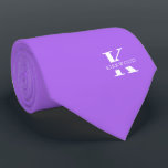 Cravate Orchidée | Élégant Monogramme Nom | Sur un côté<br><div class="desc">Une élégante cravate à un côté avec un monogramme blanc audacieux sur fond violet orchidée. En plus de ce monogramme est inscrit votre prénom ou nom de famille dans toutes les capitales. Si vous préférez un look plus audacieux pour le nom personnel à l'intérieur de la grande lettre, vous pouvez...</div>