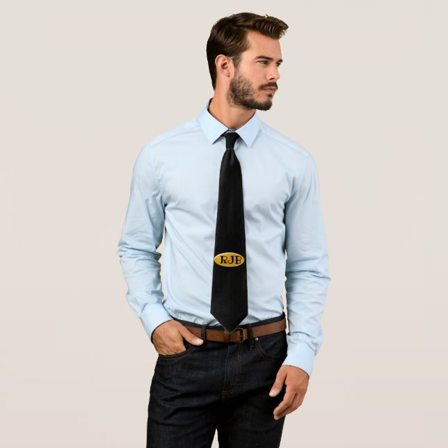 Cravate - Oval d'or avec initiales (En situation)