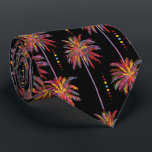 Cravate Palmiers et points de néon tropicaux croqués sur n<br><div class="desc">Un collage moderne motif de points et de palmiers rétro dessinés aux couleurs néons - rose chaud, jaune, orange, bleu et vert sur un arrière - plan noir, le cravate de cet homme est cool pour le bureau, une nuit en ville, la cravate pour un mariage, votre propre cérémonie de...</div>