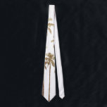 Cravate Palmiers tropicaux d'or fascinant sur le blanc<br><div class="desc">Fascinant et moderne les palmiers d'or imprimés ce par faux sur le blanc est parfait pour la personne à la mode et élégante. Sa copie contemporaine et tropicale est grande pour beaucoup de cadeaux et d'occasions. Appréciez cette conception élégante et exotique pour votre prochain achat !</div>