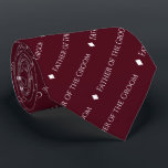Cravate Père de la chambre de répétition Texte blanc Bourg<br><div class="desc">Ce cravate marron ou bordeaux amusant est l'accessoire parfait pour le père du marié de votre mariage. Il présente un design simple mais élégant avec le mot "Père de la chambre" écrit dans une police blanche sophistiquée tout en majuscules, et se répétant dans un motif en diagonale avec séparateurs de...</div>