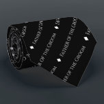Cravate Père de la chambre répéter le texte blanc sur le n<br><div class="desc">Ce cravate noir amusant est l'accessoire parfait pour le père du marié à votre mariage. Il présente un design simple mais élégant avec le mot "Père de la chambre" écrit dans une police blanche sophistiquée tout en majuscules, et se répétant dans un motif en diagonale avec séparateurs de losange. Une...</div>