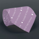 Cravate Père de la Groom Carrelé Texte blanc sur Lavande<br><div class="desc">Cette ludique lavande ou cravate violet clair est l'accessoire parfait pour le père du marié à votre mariage. Il présente un design simple mais élégant avec le mot "Père de la chambre" écrit dans une police blanche sophistiquée tout en majuscules, et se répétant dans un motif en diagonale avec séparateurs...</div>