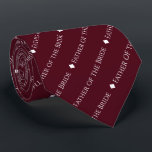 Cravate Père de la mariée répéter le texte blanc Bourgogne<br><div class="desc">Ce cravate bordeaux ou marron est l'accessoire parfait pour le père de la mariée à votre mariage. Il présente un design de texte simple mais élégant avec le mot "Père de la Mariée" écrit dans une police blanche sophistiquée tout en majuscules. De petits diamants séparent le texte, donnant à la...</div>