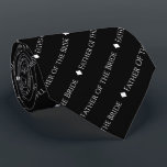 Cravate Père de la mariée répéter le texte blanc sur le no<br><div class="desc">Ce cravate noir est l'accessoire parfait pour le père de la mariée à votre mariage. Il présente un design de texte simple mais élégant avec le mot "Père de la Mariée" écrit dans une police blanche sophistiquée tout en majuscules. De petits diamants séparent le texte, donnant à la cravate un...</div>