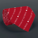 Cravate Père de la mariée répéter le texte blanc sur le ro<br><div class="desc">Ce cravate rouge est l'accessoire parfait pour le père de la mariée à votre mariage. Il présente un design de texte simple mais élégant avec le mot "Père de la Mariée" écrit dans une police blanche sophistiquée tout en majuscules. De petits diamants séparent le texte, donnant à la cravate un...</div>