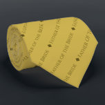 Cravate Père de la mariée Texte répétitif Or stylish<br><div class="desc">Ce cravate est l'accessoire parfait pour le père de la mariée à votre mariage. Il dispose d'un arrière - plan or et d'un design de texte simple mais élégant avec le mot "Père de la Mariée" écrit dans une police de caractères sophistiquée tout en capital. De petits diamants séparent le...</div>