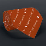 Cravate Père de la pièce Texte répété rouille orange<br><div class="desc">Ce cravate de couleur orange rouille ou rouge brûlé est l'accessoire parfait pour le père du marié à votre mariage. Il présente un design simple mais élégant avec le mot "Père de la chambre" écrit dans une police blanche sophistiquée tout en majuscules, et se répétant dans un motif en diagonale...</div>