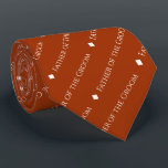 Cravate Père de la pièce Texte répété rouille orange<br><div class="desc">Ce cravate de couleur orange rouille ou rouge brûlé est l'accessoire parfait pour le père du marié à votre mariage. Il présente un design simple mais élégant avec le mot "Père de la chambre" écrit dans une police blanche sophistiquée tout en majuscules, et se répétant dans un motif en diagonale...</div>