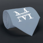 Cravate Personnalisé Elegant Dusty Blue Monogramme et nom<br><div class="desc">Monogramme et cadeaux de nom élégants personnalisés avec monogramme personnalisé dans le style de police serif classique avec boîte de nom au milieu du monogramme.</div>