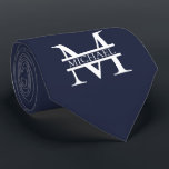 Cravate Personnalisé Elegant Navy Blue Monogramme et nom<br><div class="desc">Monogramme et cadeaux de nom élégants personnalisés avec monogramme personnalisé dans le style de police serif classique avec boîte de nom au milieu du monogramme.</div>