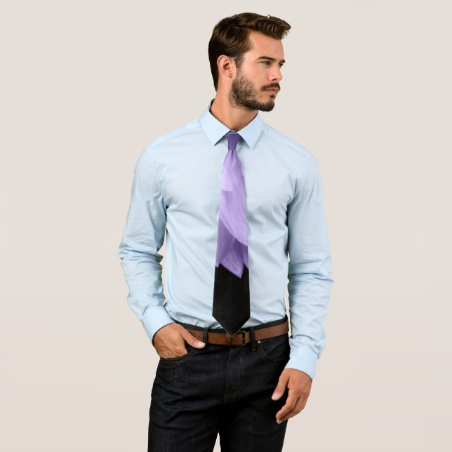 Cravate Pétales de fleurs violettes Ultra violet noir (En situation)