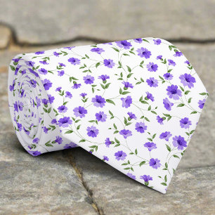 Cravate Petites fleurs violettes et feuilles sur fond blan