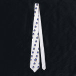Cravate Pingouin heureux de Hanoukka<br><div class="desc">De fête un pingouin de Hanoukka d'amusement juste pour la saison des vacances. Montrez votre esprit de vacances avec ce pingouin juif mignon tenant un dreidel et utilisant un T-shirt qui indique Hanoukka heureux.</div>
