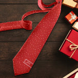 Cravate Poche rose rouge Festive Ajouter les initiales Noë<br><div class="desc">Ce design classique et sucré présente un pois rose doux dessiné à la main sur le rouge classique pour cette sensation de vacances confortable et traditionnelle avec un soupçon de fantaisie. Art original de Malissa Melrose. Ajouter des initiales pour personnaliser.</div>
